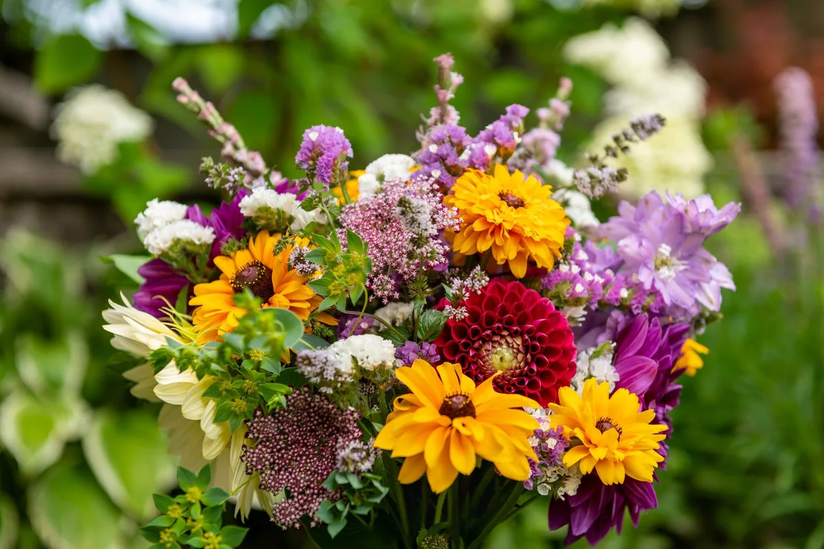 shutterstock_2501621269 «Floristik ist nicht nur ‹Blümchen binden›»