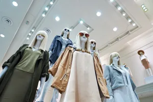 Fast-Fashion-Kleider lassen sich wegen synthetischen Mischgeweben nur schwer wiederverwerten.